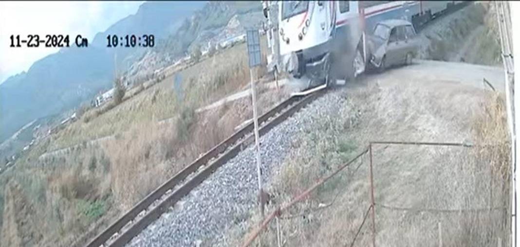 Yolcu treni hemzemin geçitte otomobile böyle çarptı 5